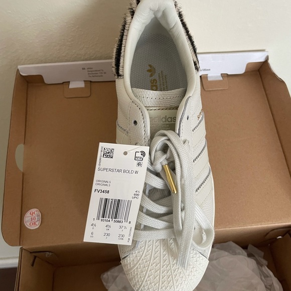 Adidas fuzzy zebra superstars size 6 - Picture 2 of 5